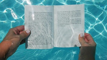 Во флоридских отелях гостям предложили читать книги в бассейне Во флоридских отелях гостям предложили читать книги в бассейне