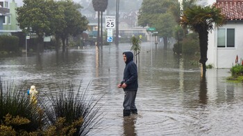 Город в Калифорнии эвакуируют из-за наводнения