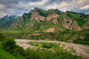 Спасатели ищут четверых туристов, оказавшихся на Эльбрусе из-за непогоды Спасатели ищут четверых туристов, оказавшихся на Эльбрусе из-за непогоды