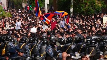 В Армении перекрыли дороги к аэропорту «Звартноц» В Армении перекрыли дороги к аэропорту «Звартноц»