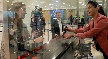 В аэропортах Грузии иностранным туристам снова раздают бутылки вина В аэропортах Грузии иностранным туристам снова раздают бутылки вина