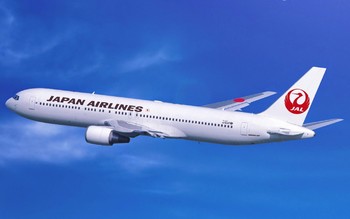 Самолёт JAL вернулся в аэропорт после падения деталей при взлёте Самолёт JAL вернулся в аэропорт после падения деталей при взлёте