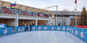 У станций «Спортивная» и «Лужники» заработал бесплатный каток У станций «Спортивная» и «Лужники» заработал бесплатный каток