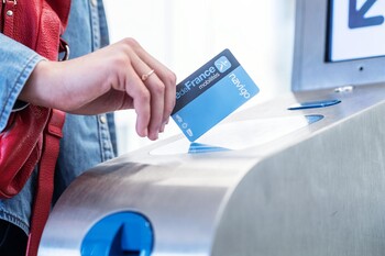 В Париже начали продавать пластиковые проездные Navigo Easy В Париже начали продавать пластиковые проездные Navigo Easy