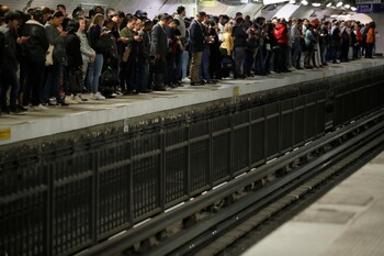 Забастовки парализовали работу метро и транспорт в Париже Забастовки парализовали работу метро и транспорт в Париже