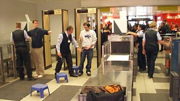 Минтранс предложил отменить досмотр транзитных пассажиров на внутренних рейсах Минтранс предложил отменить досмотр транзитных пассажиров на внутренних рейсах