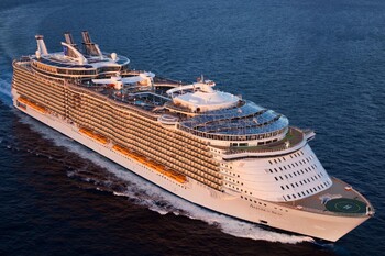 Туристку сняли с круиза Royal Caribbean за опасное селфи на балконе Туристку сняли с круиза Royal Caribbean за опасное селфи на балконе