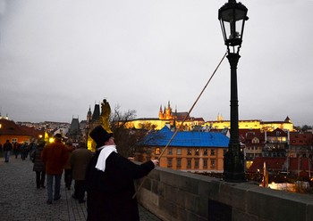 В декабре по центру Праги снова будет ходить фонарщик В декабре по центру Праги снова будет ходить фонарщик