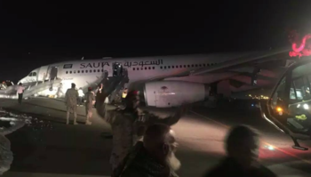 Самолёт Saudi Arabian Airlines сел без переднего шасси в Джидде Самолёт Saudi Arabian Airlines сел без переднего шасси в Джидде