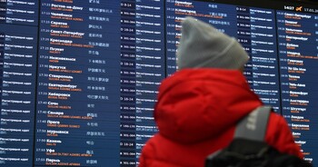 В аэропортах Москвы вновь задержали или отменили десятки рейсов