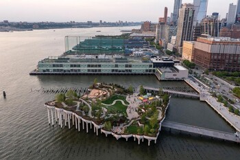 В Нью-Йорке появился парк Little Island на искусственном острове В Нью-Йорке появился парк Little Island на искусственном острове