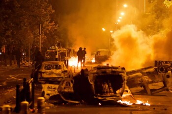 Туристы отменили четверть бронирований в Париже из-за беспорядков Туристы отменили четверть бронирований в Париже из-за беспорядков