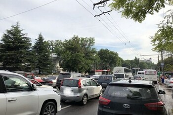 На трассе Джубга — Сочи возникли многокилометровые пробки На трассе Джубга — Сочи возникли многокилометровые пробки