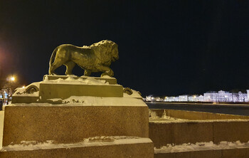 Скульптуры львов вернулись на Дворцовый мост в Петербурге