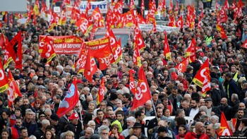 Забастовки во Франции привели к серьёзным сбоям в работе транспорта Забастовки во Франции привели к серьёзным сбоям в работе транспорта