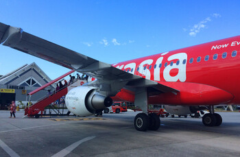 Змею обнаружили среди ручной клади на рейсе AirAsia в Таиланде Змею обнаружили среди ручной клади на рейсе AirAsia в Таиланде