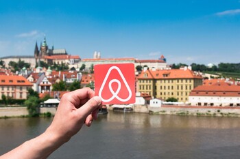 Мэрии десяти европейских городов попросили ЕС ужесточить правила для Airbnb Мэрии десяти европейских городов попросили ЕС ужесточить правила для Airbnb