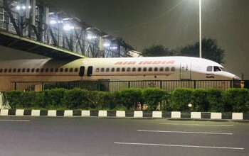 В Дели списанный самолёт Air India застрял под пешеходным мостом В Дели списанный самолёт Air India застрял под пешеходным мостом
