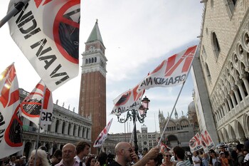 Венецианцы вышли на митинг против захода круизных лайнеров в центр города Венецианцы вышли на митинг против захода круизных лайнеров в центр города