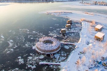 В Лапландии Швеции заработал плавучий отель Arctic Bath В Лапландии Швеции заработал плавучий отель Arctic Bath