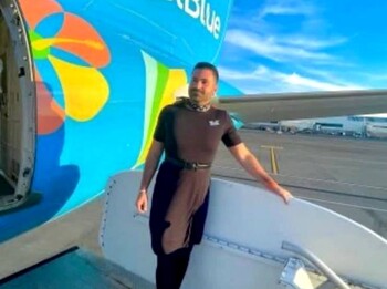 В JetBlue мужчины-бортпроводники начали работать в женской форме