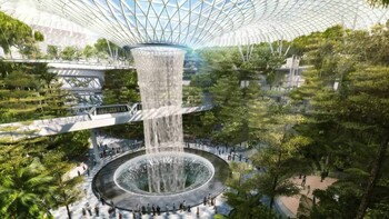 В аэропорту Чанги появился 40-метровый крытый водопад В аэропорту Чанги появился 40-метровый крытый водопад