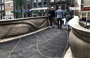В Амстердаме установили первый в мире стальной мост, напечатанный на 3D-принтере В Амстердаме установили первый в мире стальной мост, напечатанный на 3D-принтере