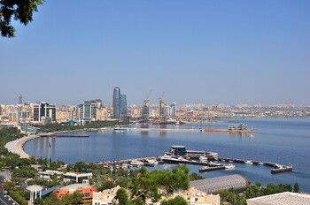 Прогулочный катер с шестью людьми перевернулся у берегов Баку