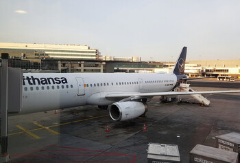 Забастовка бортпроводников Lufthansa отменила около тысячи рейсов Забастовка бортпроводников Lufthansa отменила около тысячи рейсов