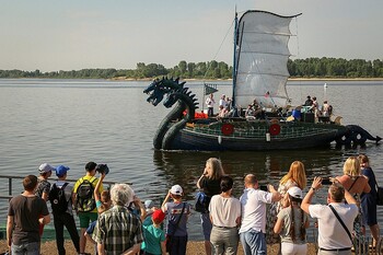 Финские пограничники обнаружили в заливе яхту в виде древнерусской ладьи Финские пограничники обнаружили в заливе яхту в виде древнерусской ладьи