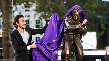 На площади Лестер-сквер в Лондоне установили памятник Гарри Поттеру На площади Лестер-сквер в Лондоне установили памятник Гарри Поттеру