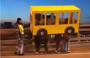Во Владивостоке четверо друзей попытались пройти по Золотому мосту в коробке-автобусе Во Владивостоке четверо друзей попытались пройти по Золотому мосту в коробке-автобусе