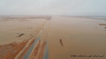 На севере Саудовской Аравии затопило пустыню