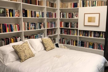 В Неаполе заработал первый итальянский отель Book and Bed