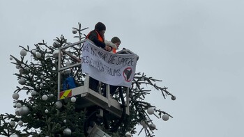 Экоактивисты отпилили верхушку главной ёлки в Берлине