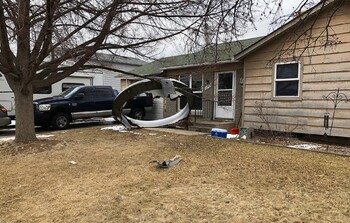 Обломки Boeing 777 упали во двор жилого дома в Колорадо