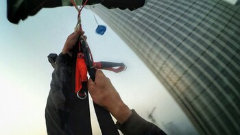 В Пусане задержали двух россиян после прыжка с небоскреба В Пусане задержали двух россиян после прыжка с небоскреба