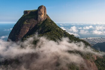 Туристка устроила фотосессию у края пропасти в Бразилии