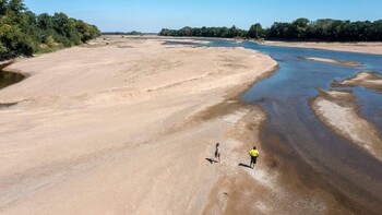 Луара во Франции достигла рекордно низкого уровня воды Луара во Франции достигла рекордно низкого уровня воды
