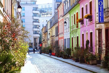 Жители Rue Cremieux в Париже попросили ограничить доступ туристов Жители Rue Cremieux в Париже попросили ограничить доступ туристов