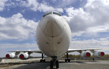 Грузовой Boeing 767 сел в Стамбуле без передней стойки шасси