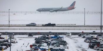 Снегопад в США привёл к отмене более тысячи авиарейсов