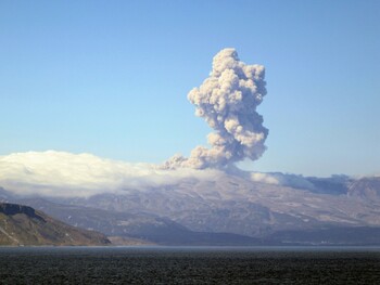 Вулкан Эбеко на Курилах выбросил столб пепла высотой 2.3 км