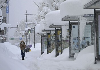 После рекордных снегопадов Японию накрыло двухметровыми сугробами