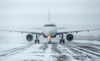 В аэропортах Москвы из-за снегопада задержаны и отменены десятки рейсов
