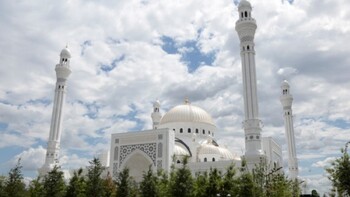 В Шали открыли крупнейшую мечеть Европы В Шали открыли крупнейшую мечеть Европы