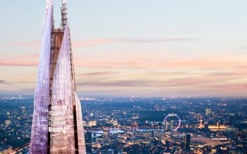 Мужчина поднялся без страховки на лондонский небоскрёб The Shard Мужчина поднялся без страховки на лондонский небоскрёб The Shard