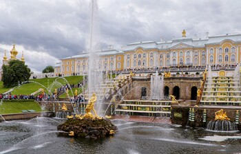 «Петергоф» попросил гостей не бросать монеты в фонтаны