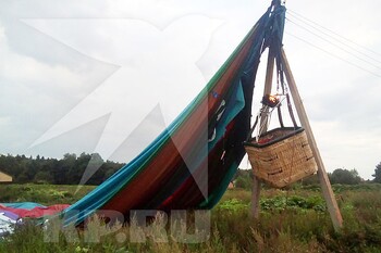 Воздушный шар с шестью туристами зацепился за столбы в Подмосковье Воздушный шар с шестью туристами зацепился за столбы в Подмосковье