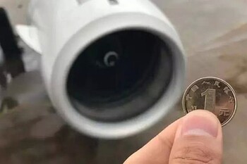 Пассажира в Китае обвинили после броска монет в двигатель самолёта